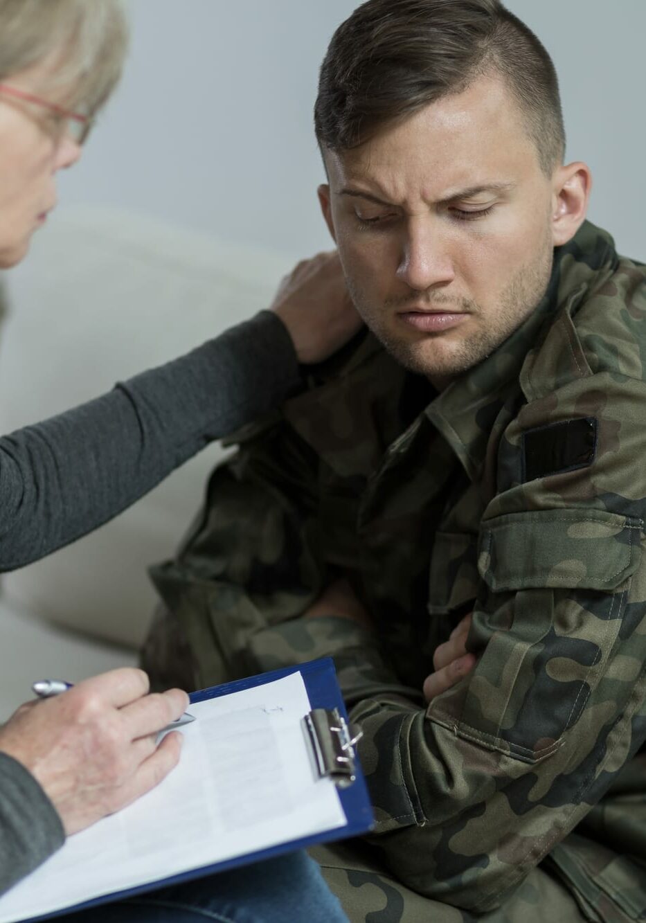 Picture of psychiatrist helping war veteran to overcome trauma